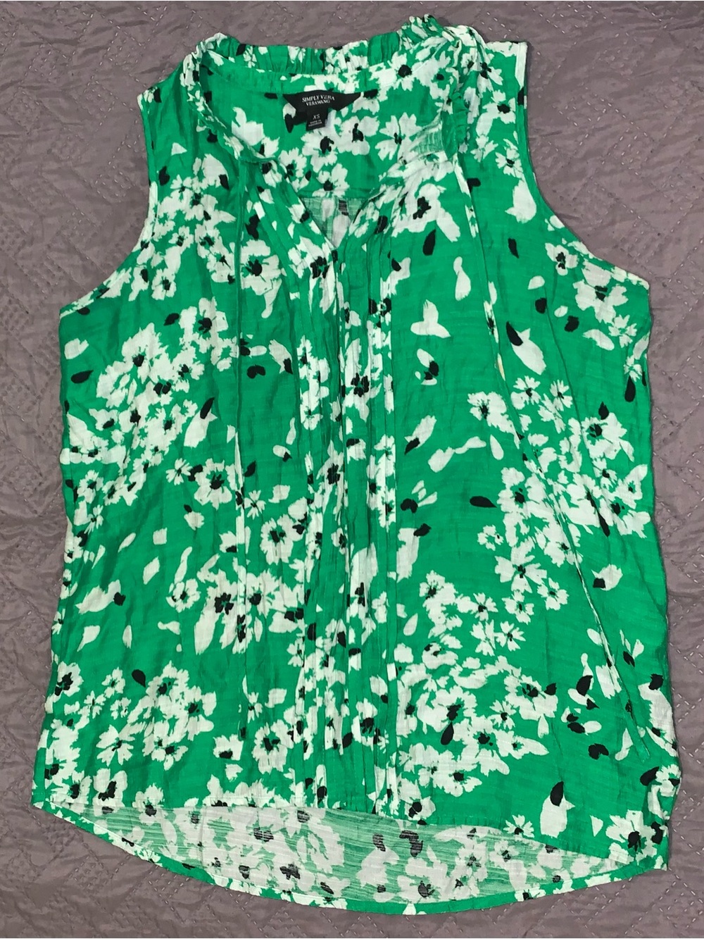 Simply Vera Vera Wang Green Floral Pintuck Sleeveless Top